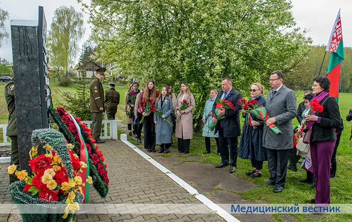 Возложение венков и цветов к братской могиле медработников