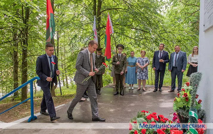 Возложение цветов к братской могиле