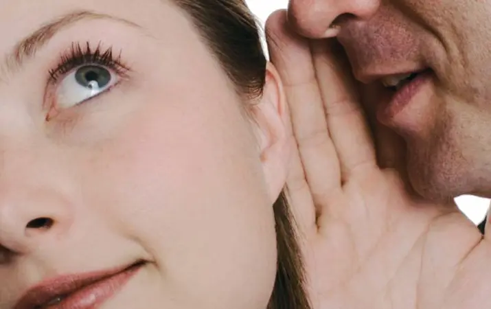 Исследование показало, что если хотите быть услышанным, говорите собеседнику комплименты, но в левое ухо