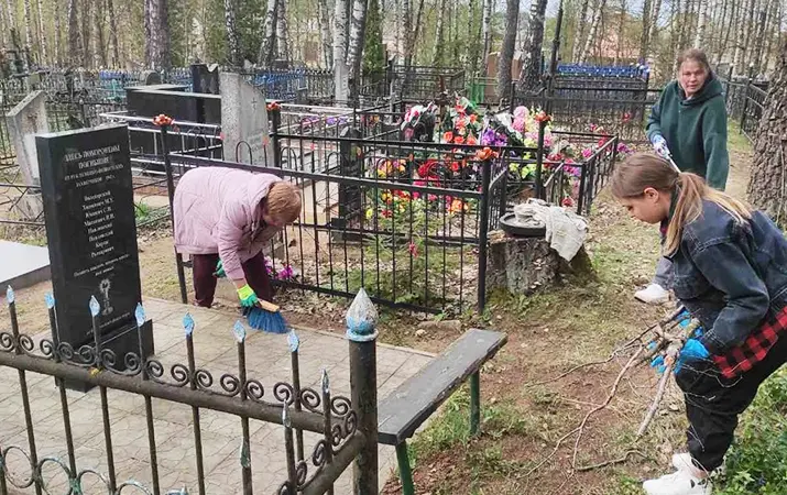 Профактив Логойской ЦРБ принял участие в благоустройстве памятников и братских могил
