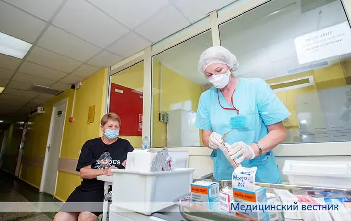 Палатная медсестра туберкулезного (легочного множественно лекарственно-устойчивых форм) отделения для взрослых № 2 Алла Кухта и пациентка этого отделения.