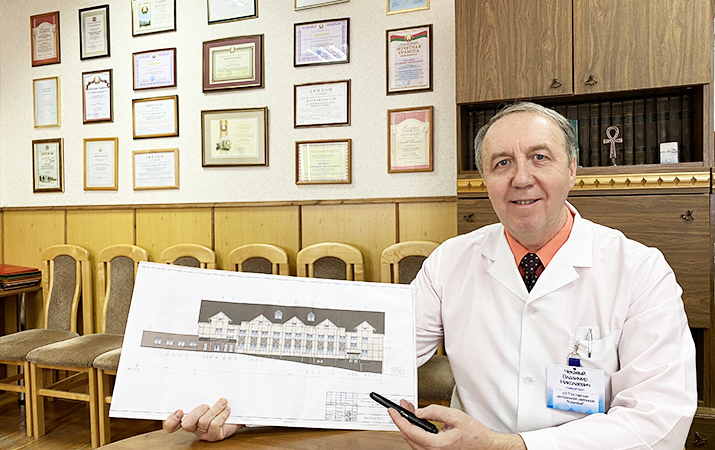 Главврач Владимир Чекавый показывает проектное решение нового корпуса больницы. Фото предоставлены Поставской ЦРБ.