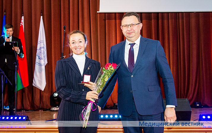 Знак «Отличник здравоохранения Республики Беларусь» из рук министра здравоохранения Дмитрия Пиневича получила заведующая кафедрой челюстно-лицевой хирургии и хирургической стоматологии с курсом ФПК и ПК ВГМУ, доктор мед. наук Арина Кабанова. Фото Татьяны Столяровой, «МВ».