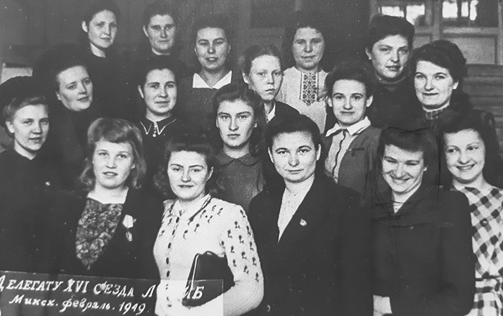 Делегаты 16-го съезда ЛКСМБ. Студентка 3-го курса Вера Наместникова — вторая справа в нижнем ряду. Фото из архива семьи Наместниковых.