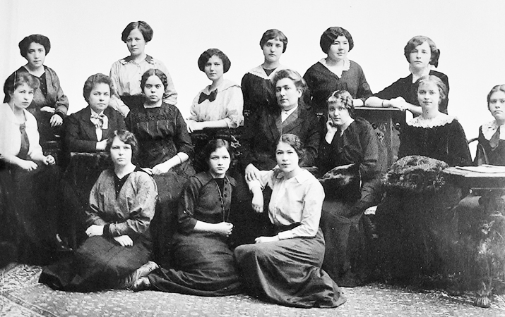 Антонина Лесневская и Зинаида Аккер со слушательницами женской фармшколы, 1912.