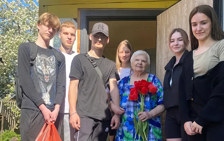 Учащиеся медколледжа с ветераном труда Ольгой Павловной Чаботько.