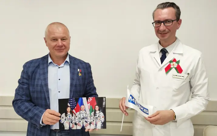 Космонавт Олег Новицкий и главврач МОКБ Александр Линкевич.